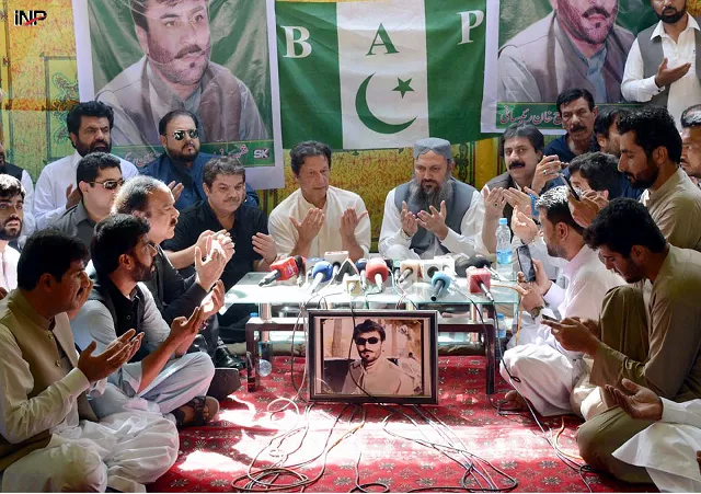 bap leader jam kamal khan aliyani pti chief imran khan and others offer fateha for slain bap leader siraj raisani photo inp bap leader jam kamal khan aliyani pti chief imran khan and others offer fateha for slain bap leader siraj raisani photo inp