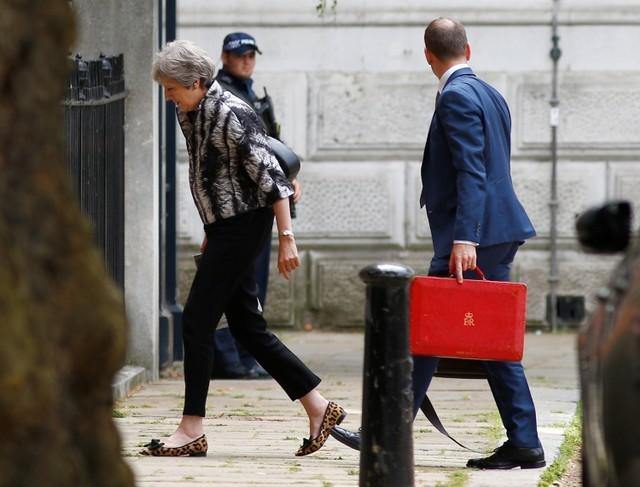 britain 039 s prime minister theresa may arrives at downing street in central london photo reuters