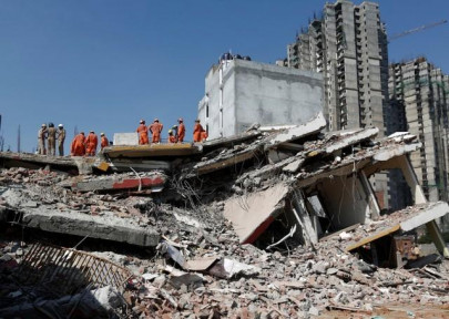 building collapse in delhi suburb kills at least two more feared dead