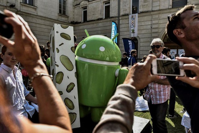 people take pictures of a statue during the launch a new version of the android operating system called android 7 0 or nougat on september 21 2016 photo afp