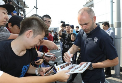 fans flock to greet iniesta in japan fans flock to greet iniesta in japan