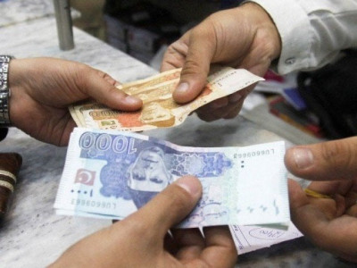 businessmen slam govt for failure to curb rupee s free fall