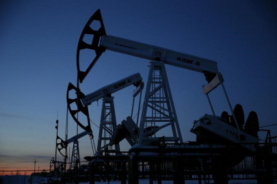 oil prices fall amid record us output stockpile build