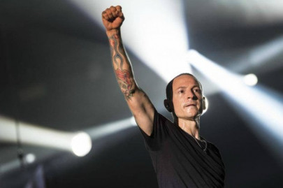 linkin park pays emotional tribute to chester bennington on first death anniversary linkin park pays emotional tribute to chester bennington on first death anniversary