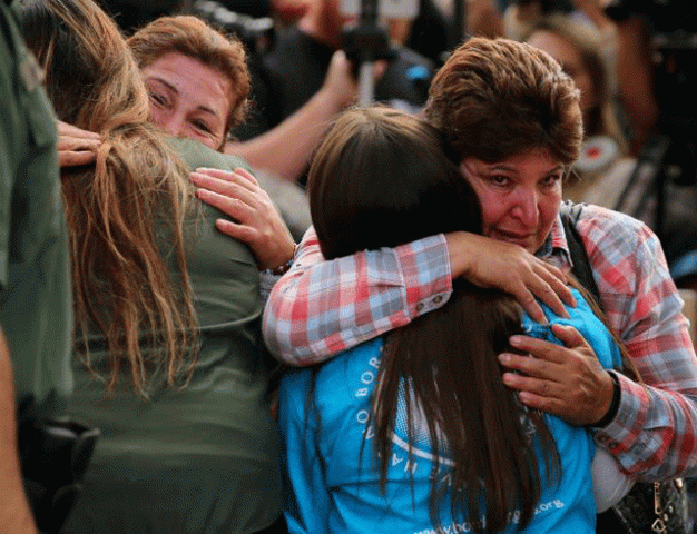 us border patrol agents stand at an open gate on the fence along the mexico border to allow edith hernandez and her daughter yvette hug maria plata colin as part of universal children 039 s day at border field state park california us on november 19 2016 photo reuters us border patrol agents stand at an open gate on the fence along the mexico border to allow edith hernandez and her daughter yvette hug maria plata colin as part of universal children 039 s day at border field state park california us on november 19 2016 photo reuters