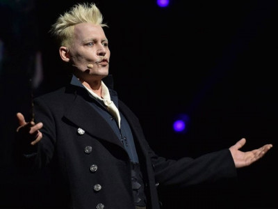johnny depp makes surprise appearance as grindlewald at comic con