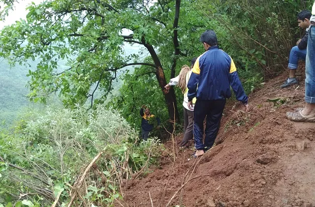 indian rescue workers and local residents gather during a rescue operation after a bus fell off a mountain road near mahabaleshwar in india 039 s maharashtra state on july 28 2018 photo afp indian rescue workers and local residents gather during a rescue operation after a bus fell off a mountain road near mahabaleshwar in india 039 s maharashtra state on july 28 2018 photo afp