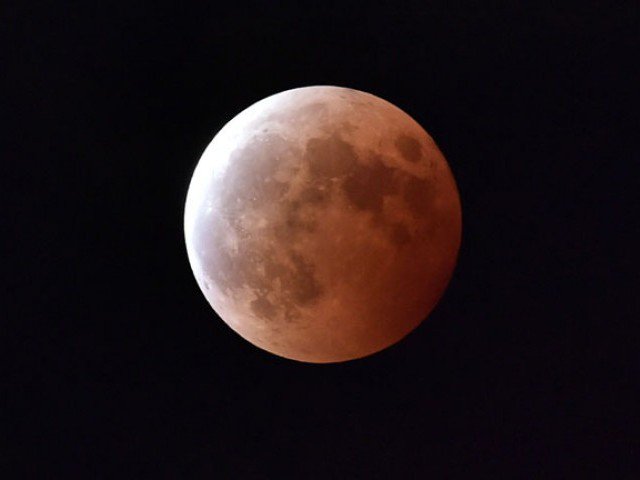 blood moon dazzles karachiites photo file