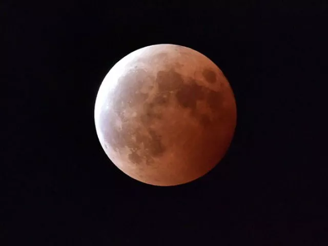 blood moon dazzles karachiites photo file blood moon dazzles karachiites photo file