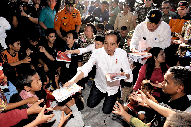 indonesian president joko widodo visiting earthquake affected people at a shelter in lombok photo afp indonesian president joko widodo visiting earthquake affected people at a shelter in lombok photo afp