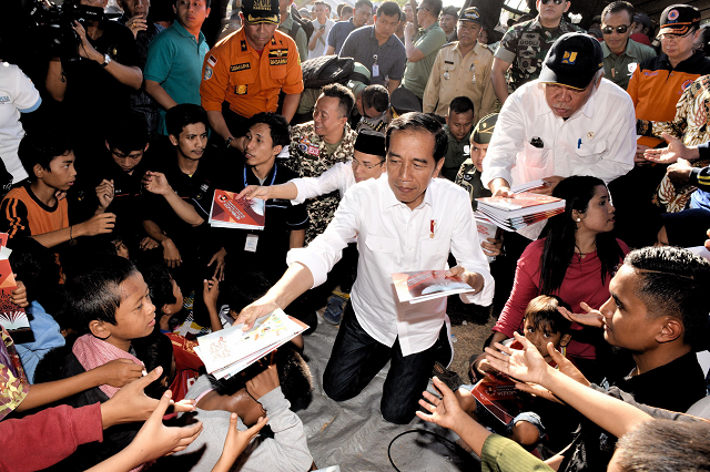 indonesian president joko widodo visiting earthquake affected people at a shelter in lombok photo afp