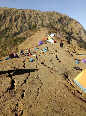 indonesian military handout photo of camps of stranded hikers on mount rinjani after an earthquake in sembalun west nusa tenggara photo afp indonesian military handout photo of camps of stranded hikers on mount rinjani after an earthquake in sembalun west nusa tenggara photo afp