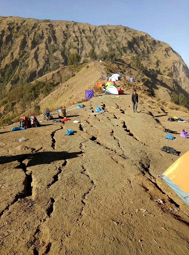 indonesian military handout photo of camps of stranded hikers on mount rinjani after an earthquake in sembalun west nusa tenggara photo afp