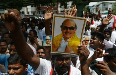 thousands hold vigil for idolised indian politician