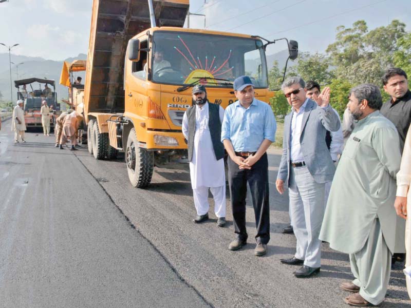 mayor anser aziz inspects carpeting work at 7th avenue photo express