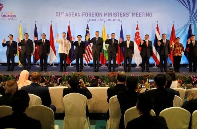 singapore s prime minister lee hsien loong 6th l and asean foreign ministers pose for a group photo during the opening ceremony of the 51st asean foreign ministers 039 meeting in singapore august 2 2018 photo reuters