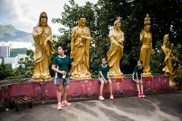 in this photo taken on august 2 2018 syrian teammates of squash dreamers a us ngo based in jordan l to r eman hassan 12 raghda husryeh 13 and her sister sabah husryeh 11 rest in the grounds of the 10 000 buddhas monastery in hong kong three young syrian squash players aged between 11 and 13 are part of a new team called squash dreamers made up of displaced syrian youngsters who were forced to flee their war torn homeland photo afp in this photo taken on august 2 2018 syrian teammates of squash dreamers a us ngo based in jordan l to r eman hassan 12 raghda husryeh 13 and her sister sabah husryeh 11 rest in the grounds of the 10 000 buddhas monastery in hong kong three young syrian squash players aged between 11 and 13 are part of a new team called squash dreamers made up of displaced syrian youngsters who were forced to flee their war torn homeland photo afp