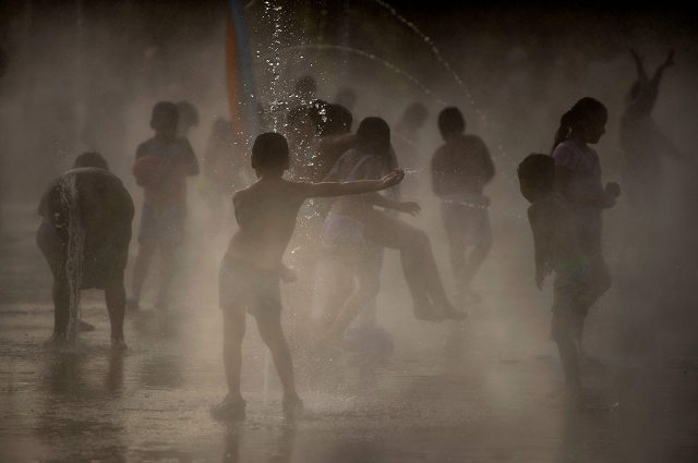 children cool off during deadly madrid heatwave photo afp children cool off during deadly madrid heatwave photo afp