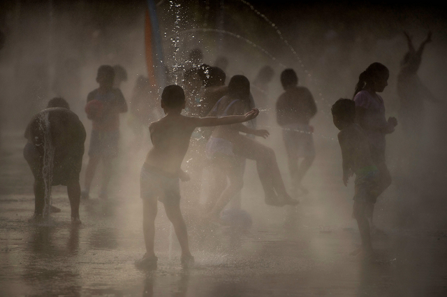 children cool off during deadly madrid heatwave photo afp