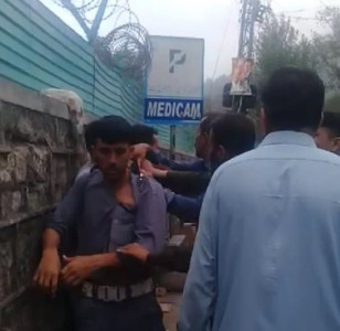 transporters thrash traffic warden for stopping illegal parking in murree transporters thrash traffic warden for stopping illegal parking in murree