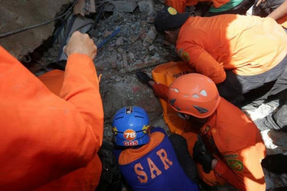 indonesia earthquake 98 reported dead as rescue workers search for survivors