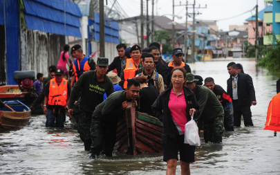 thailand braces for floods residents in lay bricks sandbags thailand braces for floods residents in lay bricks sandbags