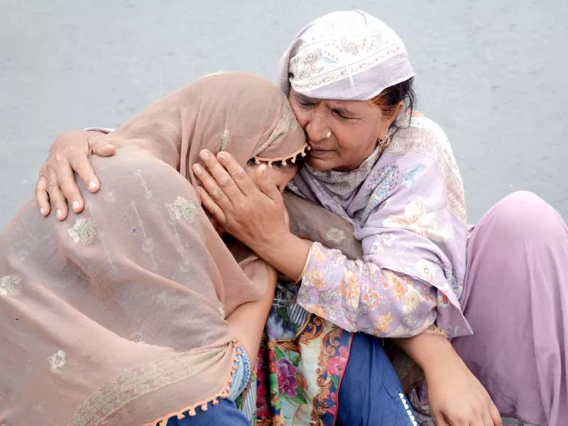 mourning relatives of the deceased stage a protest demonstration at faisal chowk photo online mourning relatives of the deceased stage a protest demonstration at faisal chowk photo online