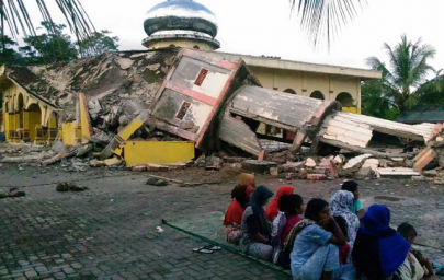strong aftershock rattles survivors of deadly indonesian quake strong aftershock rattles survivors of deadly indonesian quake