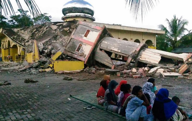indonesian earthquake survivors rattled by aftershocks photo afp indonesian earthquake survivors rattled by aftershocks photo afp
