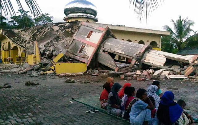 indonesian earthquake survivors rattled by aftershocks photo afp