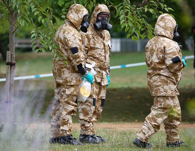 people in military hazardous material protective suits collect an item in queen elizabeth gardens in salisbury britain july 19 2018 photo reuters people in military hazardous material protective suits collect an item in queen elizabeth gardens in salisbury britain july 19 2018 photo reuters