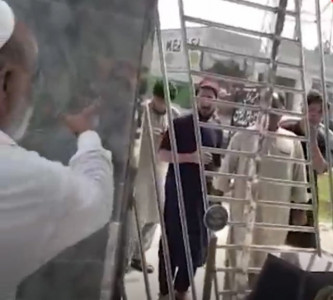 watch manzoor pashteen heckled at capt karnal sher s mausoleum