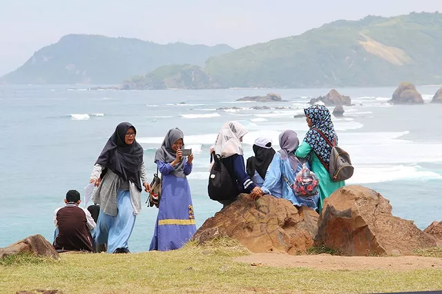 two earthquakes in indonesia 039 s lombok island killed nearly 400 people last week photo courtesy abs cbn news two earthquakes in indonesia 039 s lombok island killed nearly 400 people last week photo courtesy abs cbn news