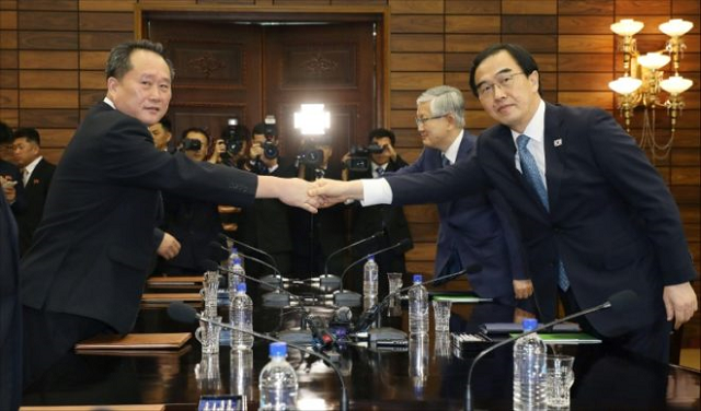 south korean unification minister cho myoung gyun r met with his north korean counterpart ri son gwon l at the northern side of the border truce village of panmunjom in the demilitarized zone photo afp south korean unification minister cho myoung gyun r met with his north korean counterpart ri son gwon l at the northern side of the border truce village of panmunjom in the demilitarized zone photo afp