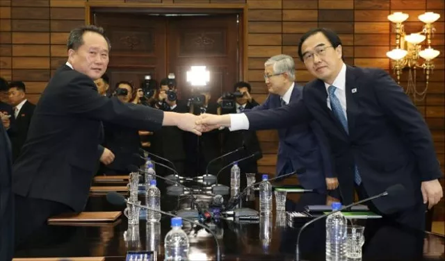 south korean unification minister cho myoung gyun r met with his north korean counterpart ri son gwon l at the northern side of the border truce village of panmunjom in the demilitarized zone photo afp south korean unification minister cho myoung gyun r met with his north korean counterpart ri son gwon l at the northern side of the border truce village of panmunjom in the demilitarized zone photo afp