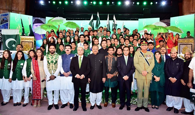 president mamnoon hussain caretaker prime minister justice r nasir ul mulk chairman senate speaker national assembly and chief of army staff in a group photo with the children on the occasion of national independence day in islamabad on august 14 2018 photo radio pakistan