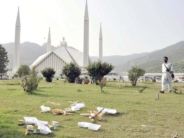 trash left by visitors lies strewn at the ground in front of faisal mosque photo aap trash left by visitors lies strewn at the ground in front of faisal mosque photo aap