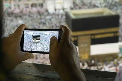 pilgrims descend on makkah for smart hajj