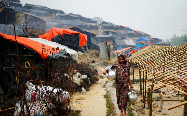 a rohingya refugee woman carries water jars during rainy weather at a makeshift camp in cox 039 s bazar photo reuters a rohingya refugee woman carries water jars during rainy weather at a makeshift camp in cox 039 s bazar photo reuters