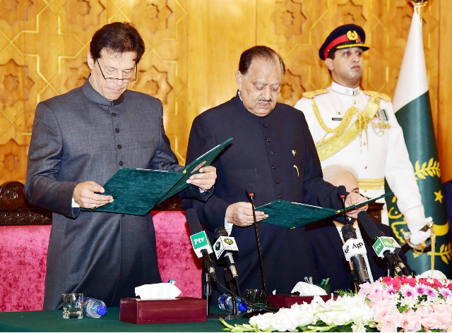 imran khan takes oath photo president house