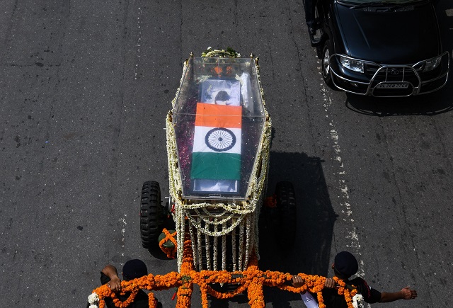 a coffin decorated with flowers and wrapped in an indian flag carries the body of late former indian prime minister atal bihari vajpayee during his funeral procession in new delhi on august 17 2018 photo afp