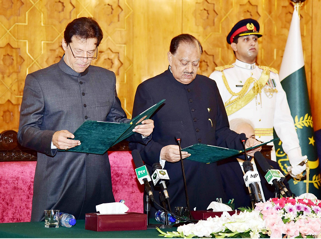 imran khan taking oath as pm photo app imran khan taking oath as pm photo app