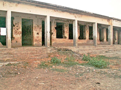 woman gives birth on hospital ground woman gives birth on hospital ground