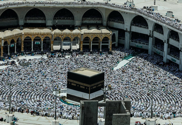 muslim pilgrims attend friday prayer at the grand mosque ahead of annual haj pilgrimage in the holy city of mecca saudi arabia august 17 2018 photo reuters