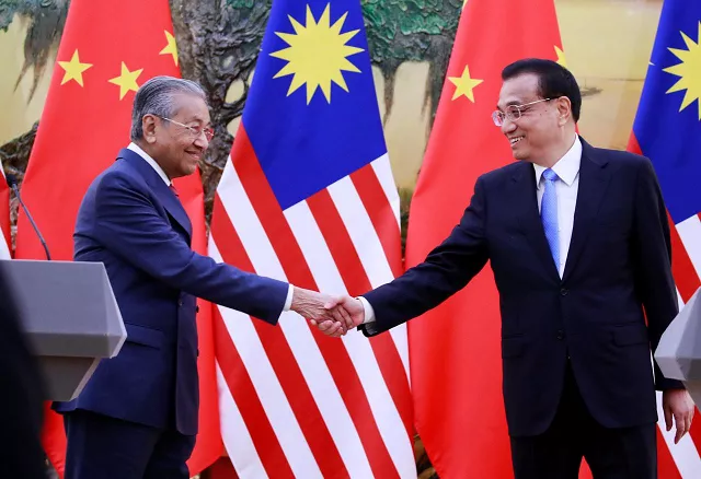 malaysia 039 s prime minister mahathir mohamad l shakes hands with china 039 s premier li keqiang at the end of a news conference at the great hall of the people in beijing china august 20 2018 photo reuters malaysia 039 s prime minister mahathir mohamad l shakes hands with china 039 s premier li keqiang at the end of a news conference at the great hall of the people in beijing china august 20 2018 photo reuters