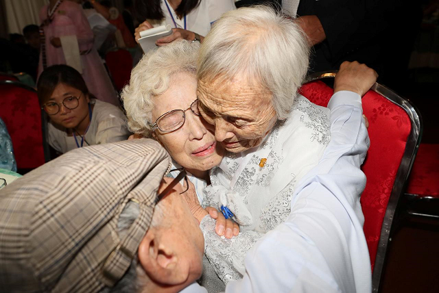 north and south korean family members meet during a reunion at north korea 039 s mount kumgang resort near the demilitarized zone dmz separating the two koreas north korea august 20 2018 photo reuters