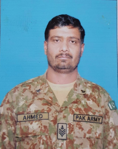 havildar ahmed khan is survived by his wife son and two daughters photo ispr havildar ahmed khan is survived by his wife son and two daughters photo ispr