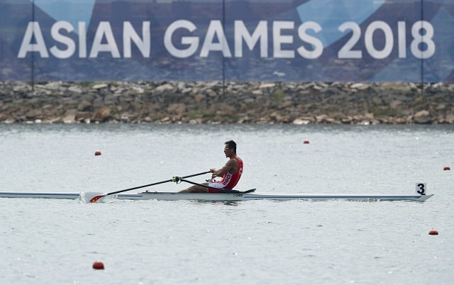 zhang liang of china wins the gold in men 039 s single scull on august 23 2018 photo reuters