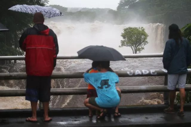august 23 people gather on a bridge to watch the wailuku river flood waters on the big island on august 23 2018 in hilo hawaii photo afp august 23 people gather on a bridge to watch the wailuku river flood waters on the big island on august 23 2018 in hilo hawaii photo afp