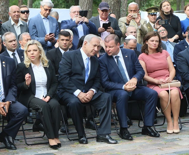 prime minister of israel benjamin netanyahu his wife sara netanyahu l lithuania 039 s prime minister saulius skvernelis 3rd l and his wife photo afp